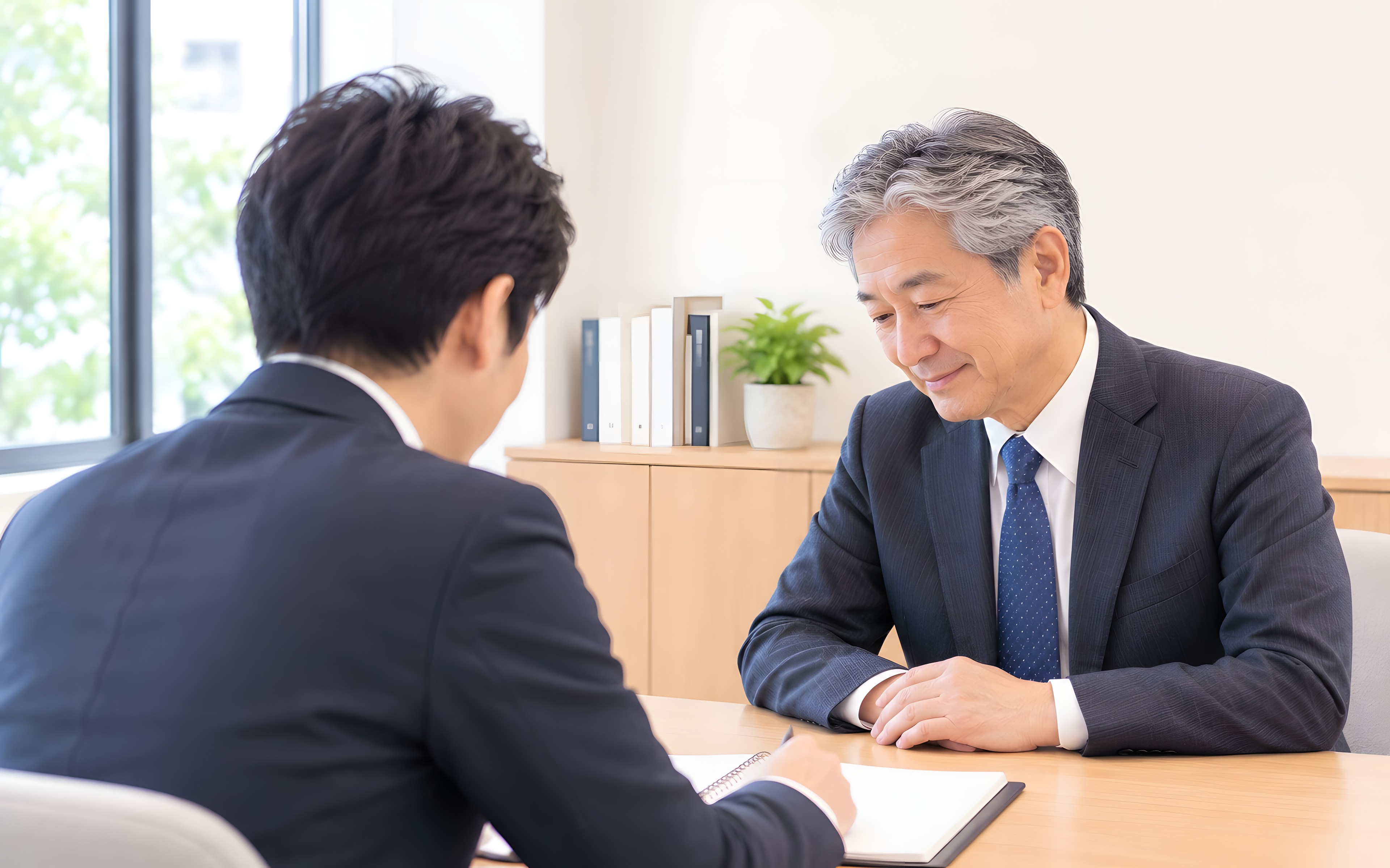 書類⁠を確認している様子